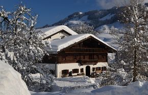 Aussenansicht Hütte im Winter