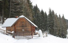 Aussenansicht Hütte im Winter