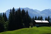Aussenansicht Hütte mit Bergblick