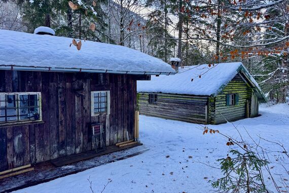 Aussenansicht mit Zusatzhütte