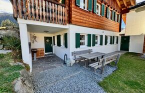 Sitzplatz vor der Hütte
