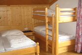 Raum mit Einzelbett und Stockbett