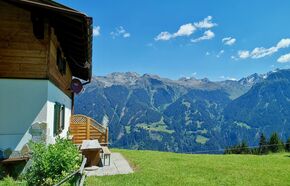 Sitzplatz vor der Hütte